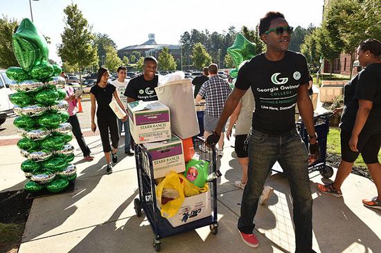 GGC volunteers during student housing move-in day
