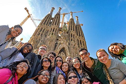 Group of study-abroad students in front of Basílica de la Sagrada Família
