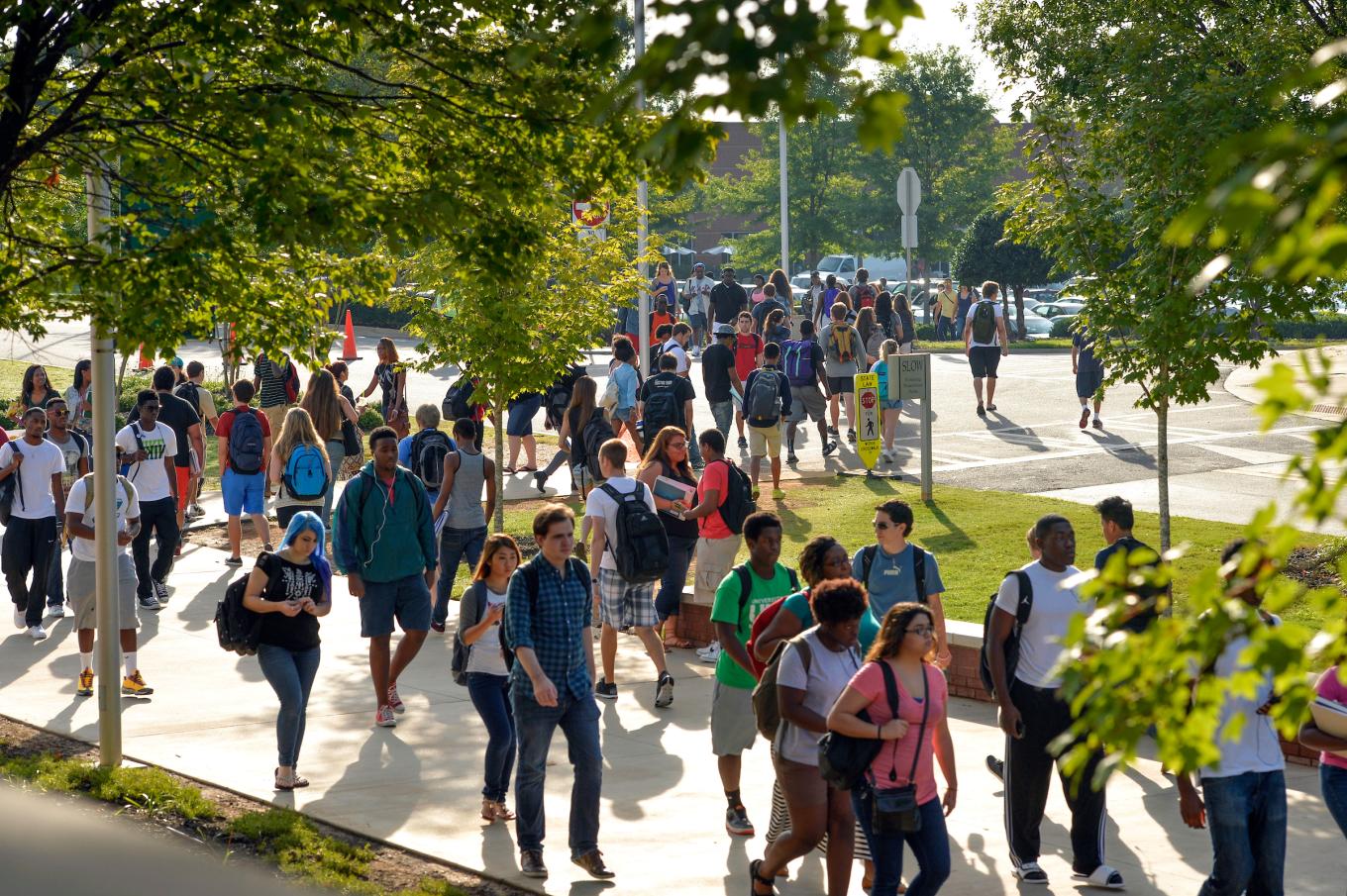 Crowd of GGC students walking between classes